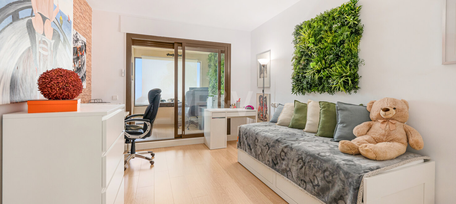 Apartment with Beautiful Sea Views and Golf Community Access