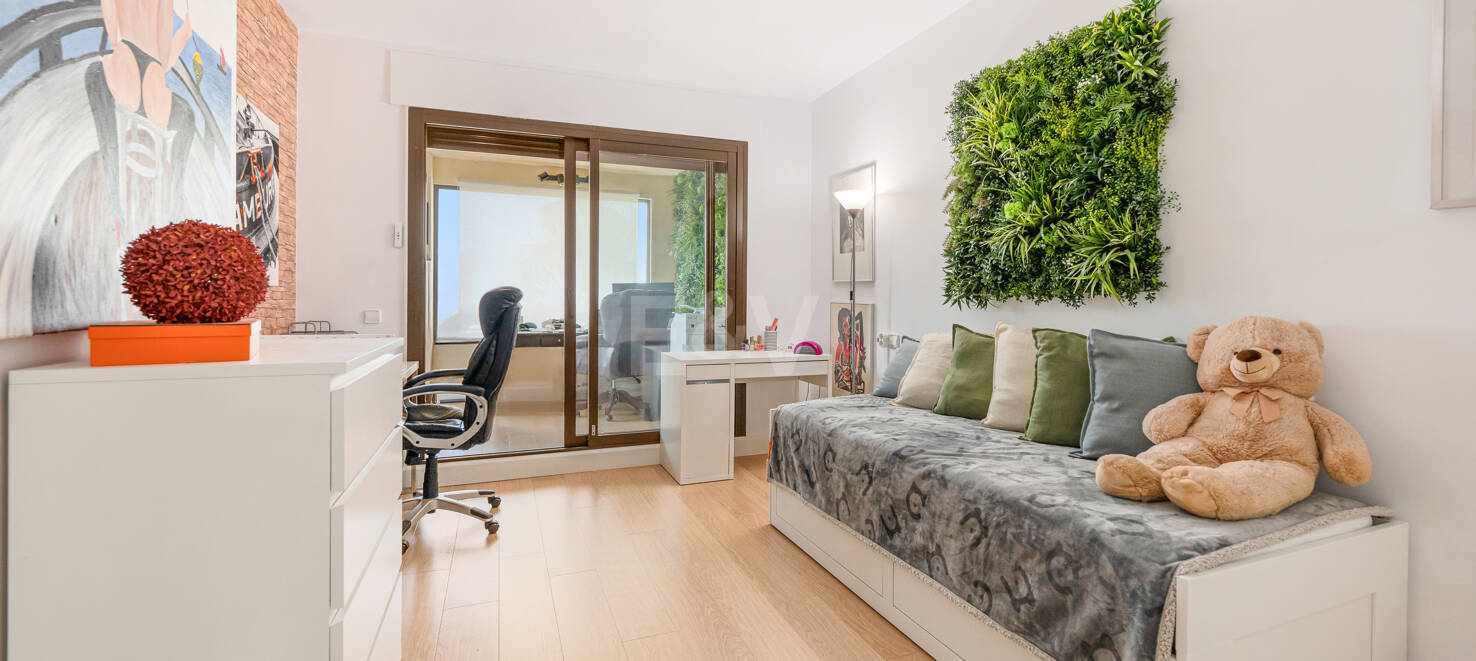 Apartamento con Hermosas Vistas al Mar y Acceso al Golf