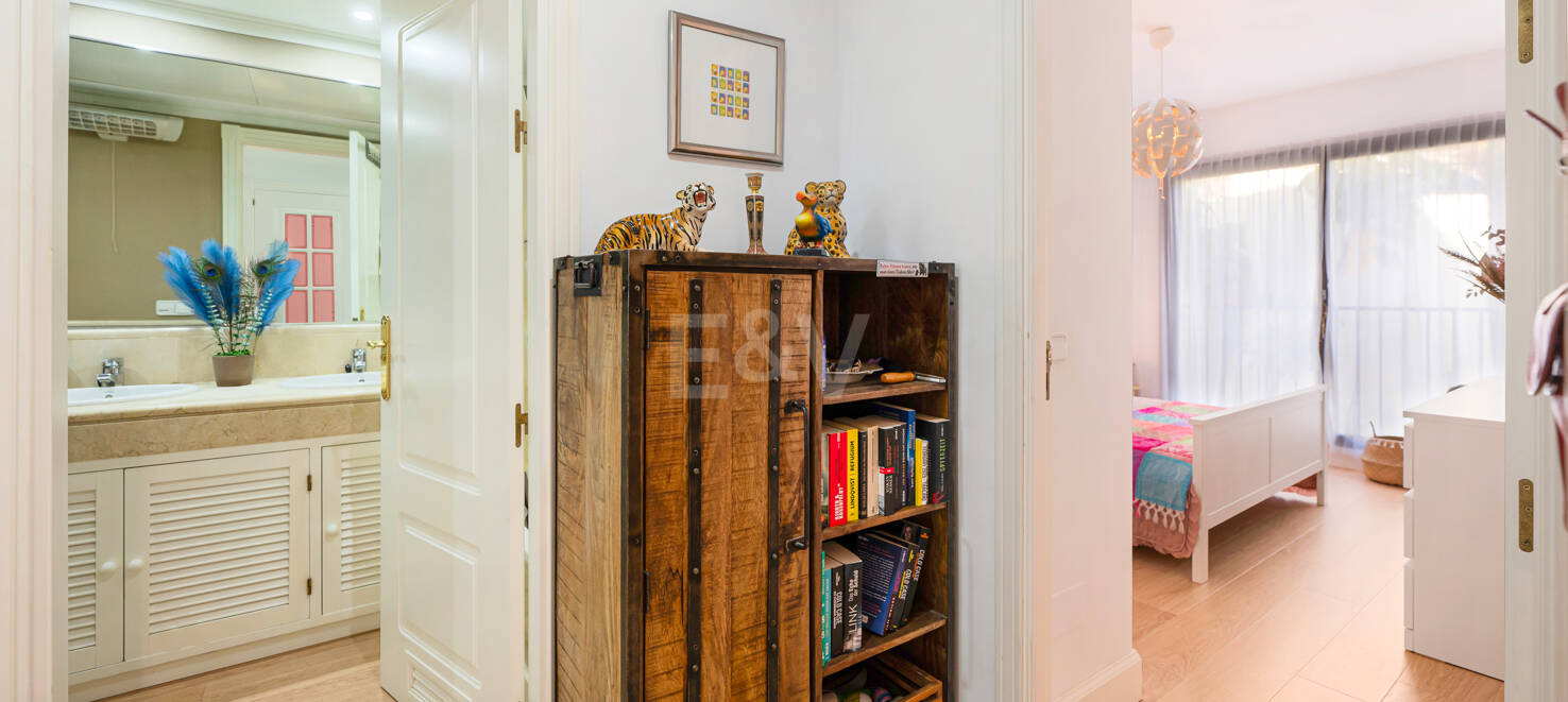 Apartamento con Hermosas Vistas al Mar y Acceso al Golf