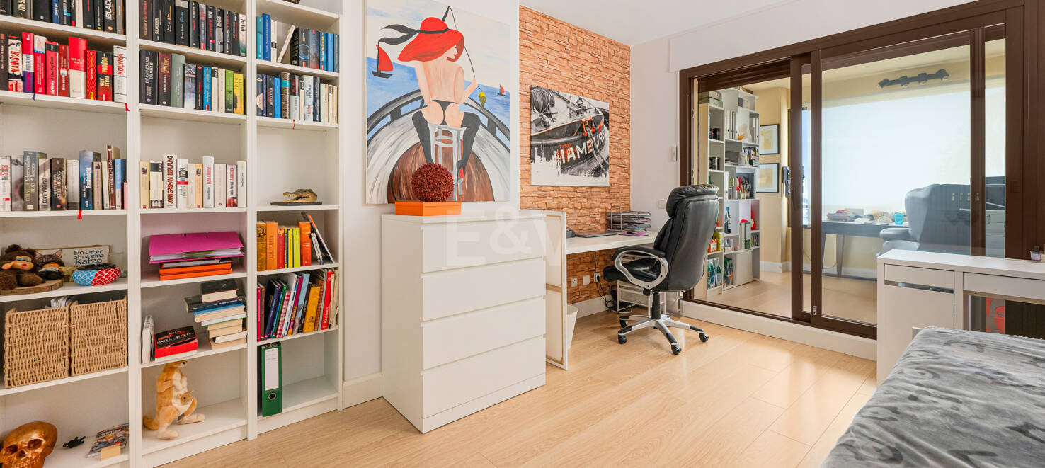 Apartamento con Hermosas Vistas al Mar y Acceso al Golf