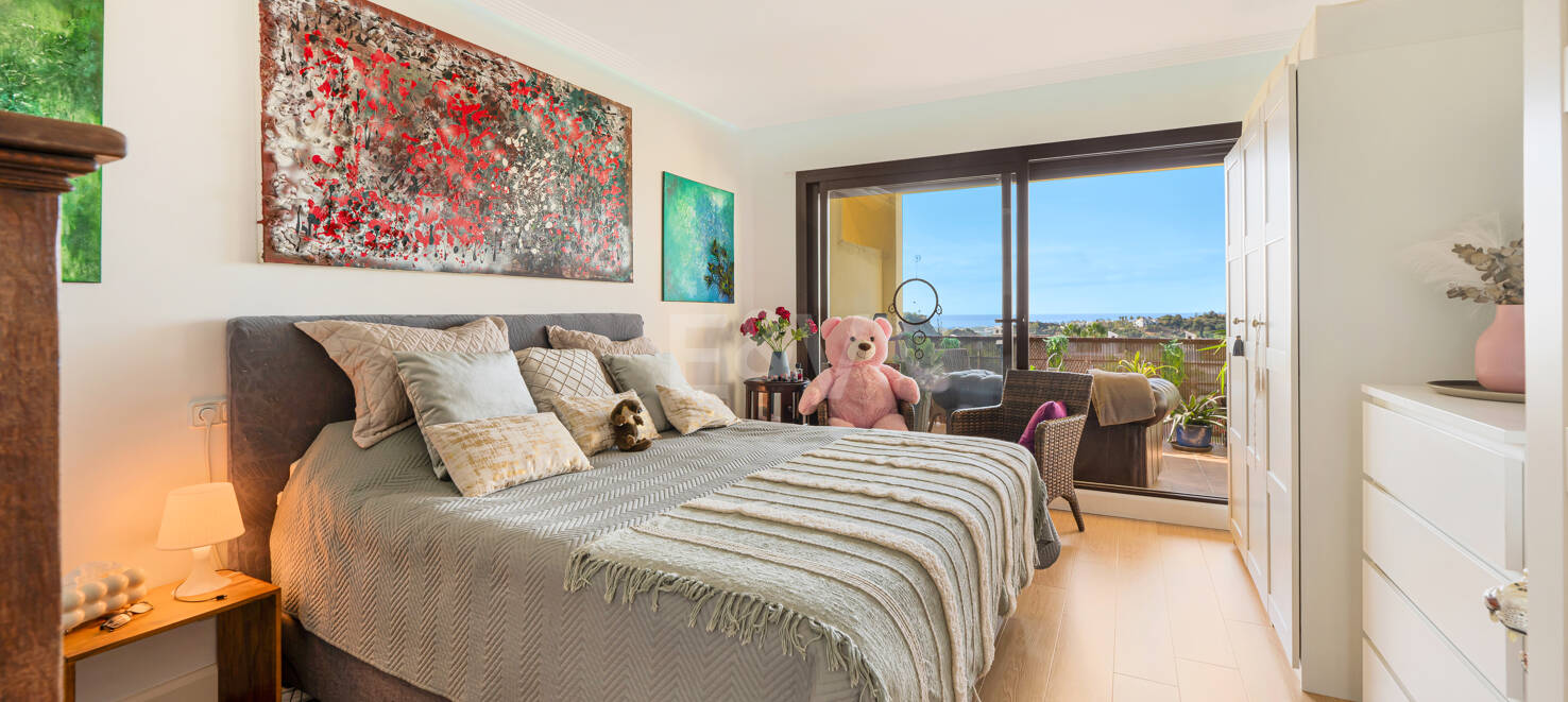 Apartamento con Hermosas Vistas al Mar y Acceso al Golf