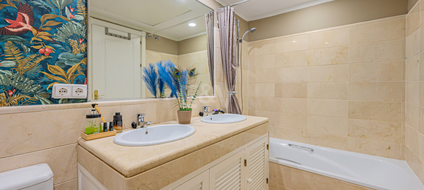 Apartment with Beautiful Sea Views and Golf Community Access