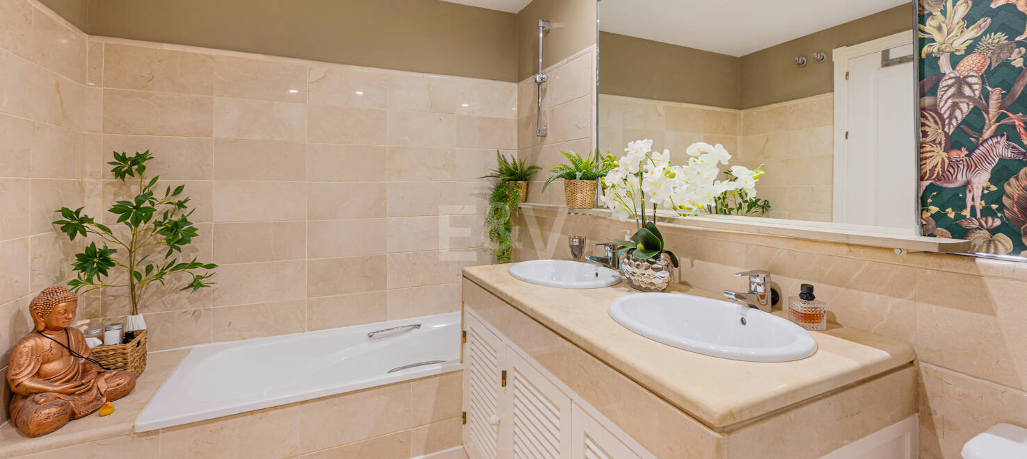 Apartamento con Hermosas Vistas al Mar y Acceso al Golf