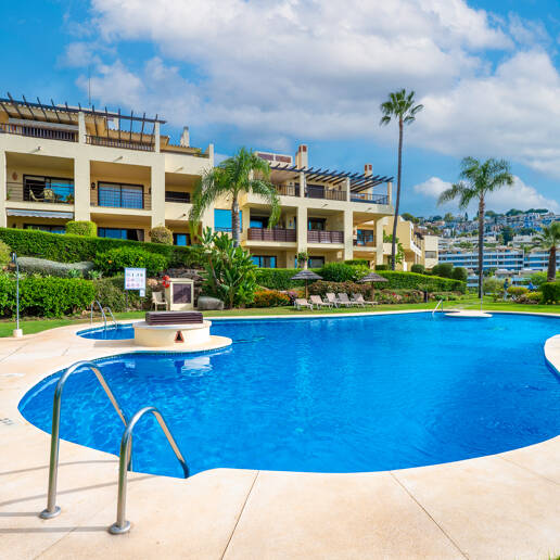 Apartamento con Hermosas Vistas al Mar y Acceso al Golf