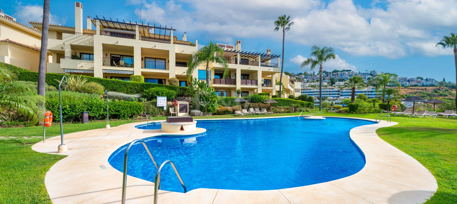 Apartment with Beautiful Sea Views and Golf Community Access