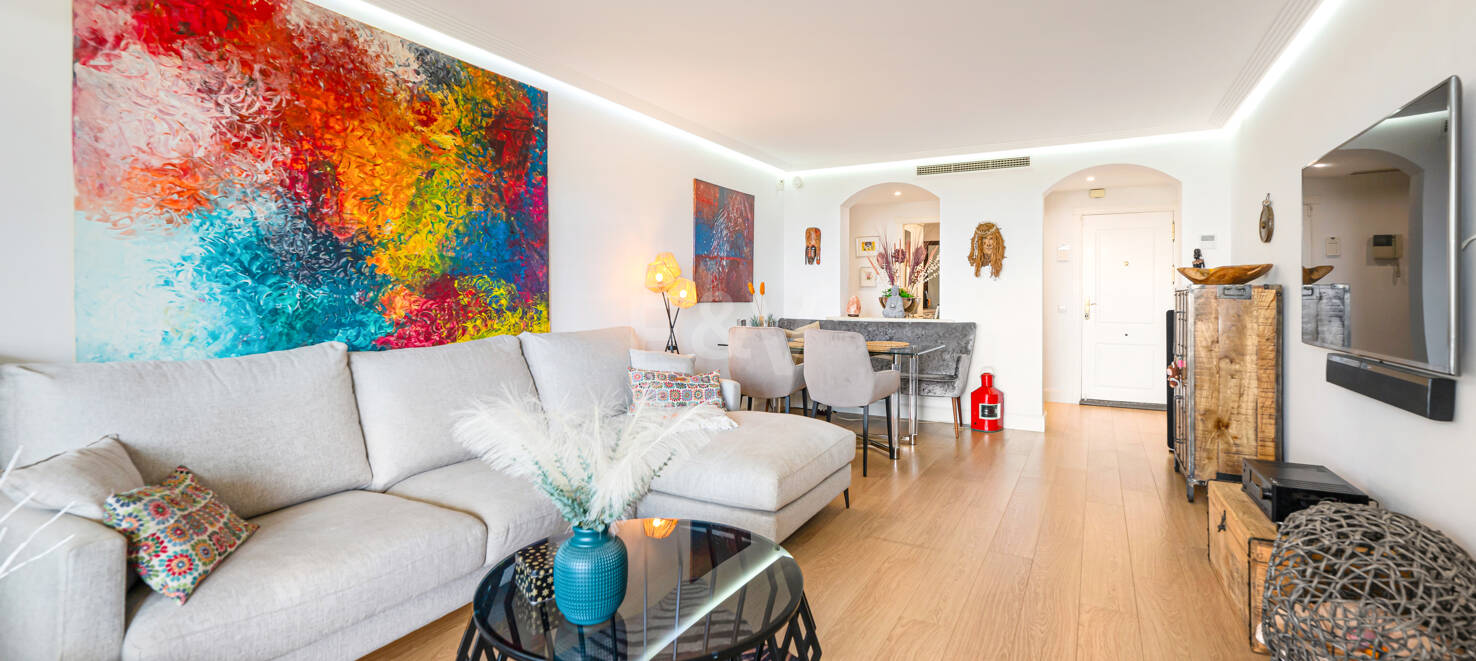 Apartamento con Hermosas Vistas al Mar y Acceso al Golf