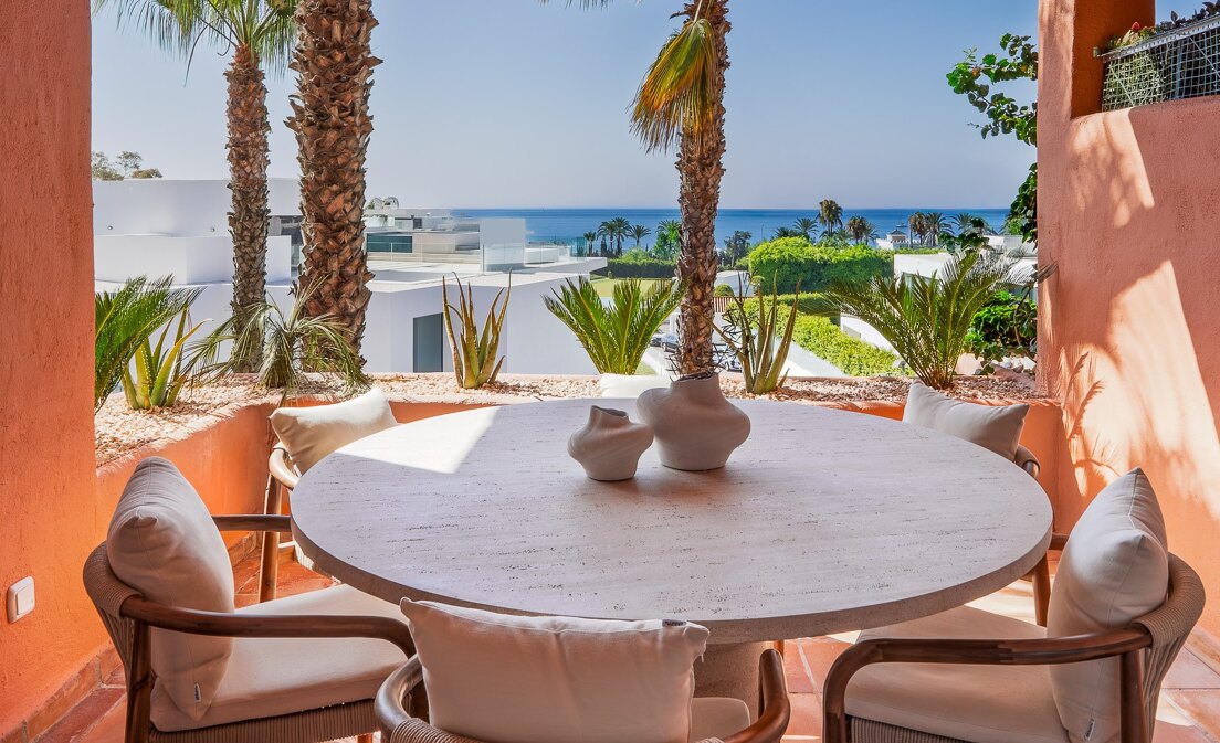 Sophisticated Apartment Moments from the Beach