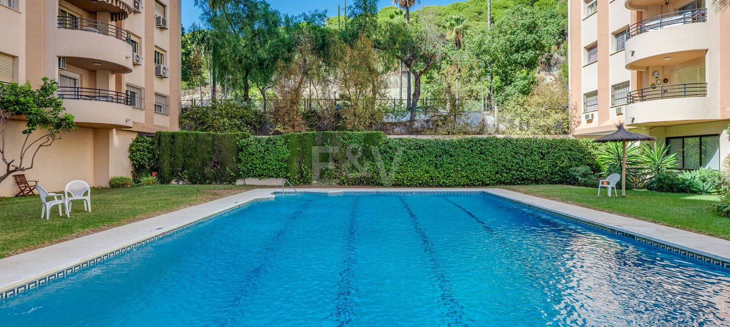 Elegantes Apartment mit Terrasse und Pool im Zentrum von Marbella