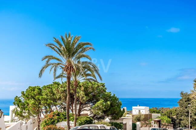 Casa unifamiliar elegantemente renovada con jardín en un complejo residencial seguro, a solo 10 minutos del puerto de Cabopino.