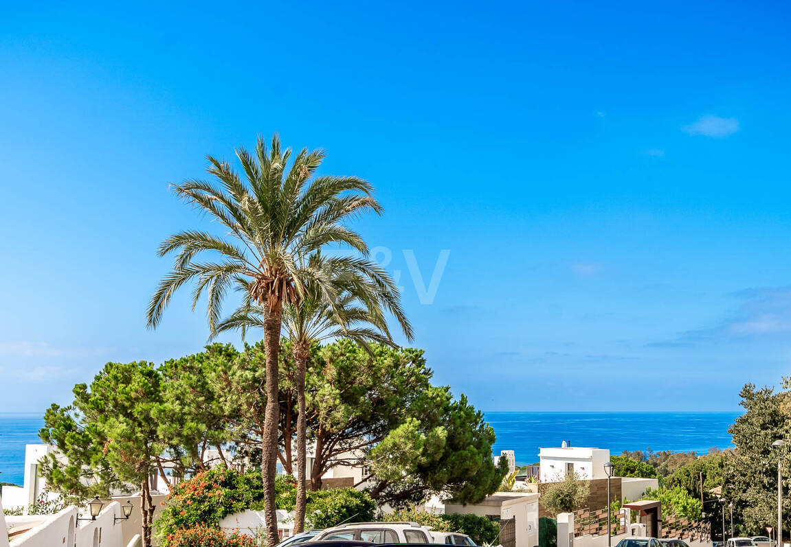 Casa unifamiliar elegantemente renovada con jardín en un complejo residencial seguro, a solo 10 minutos del puerto de Cabopino.