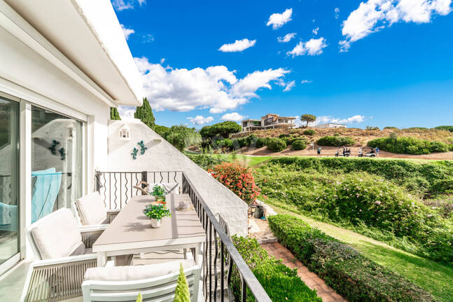 Casa unifamiliar elegantemente renovada con jardín en un complejo residencial seguro, a solo 10 minutos del puerto de Cabopino.