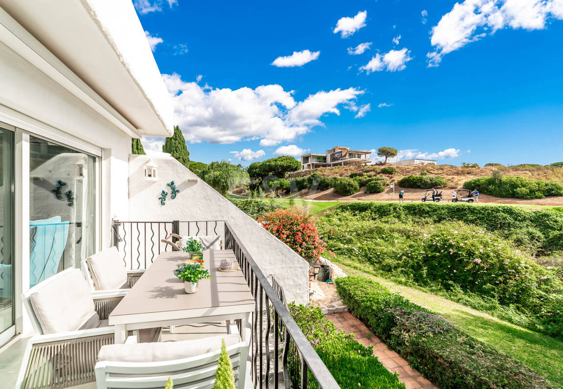 Casa unifamiliar elegantemente renovada con jardín en un complejo residencial seguro, a solo 10 minutos del puerto de Cabopino.