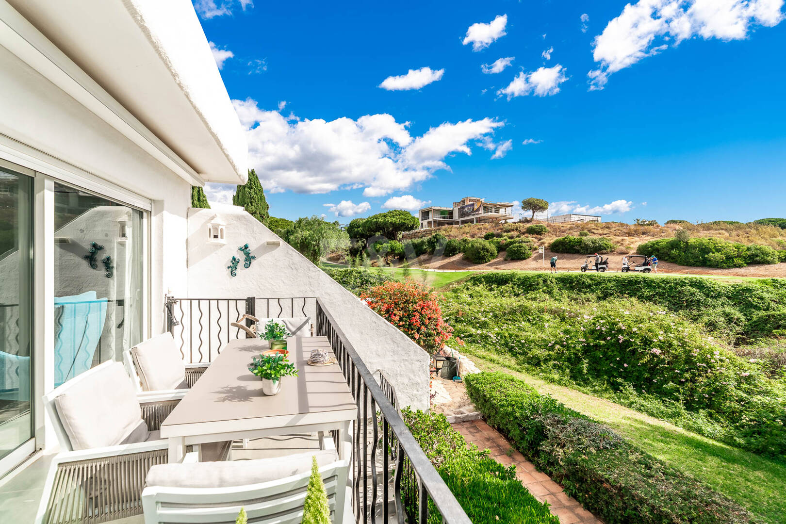 Casa unifamiliar elegantemente renovada con jardín en un complejo residencial seguro, a solo 10 minutos del puerto de Cabopino.