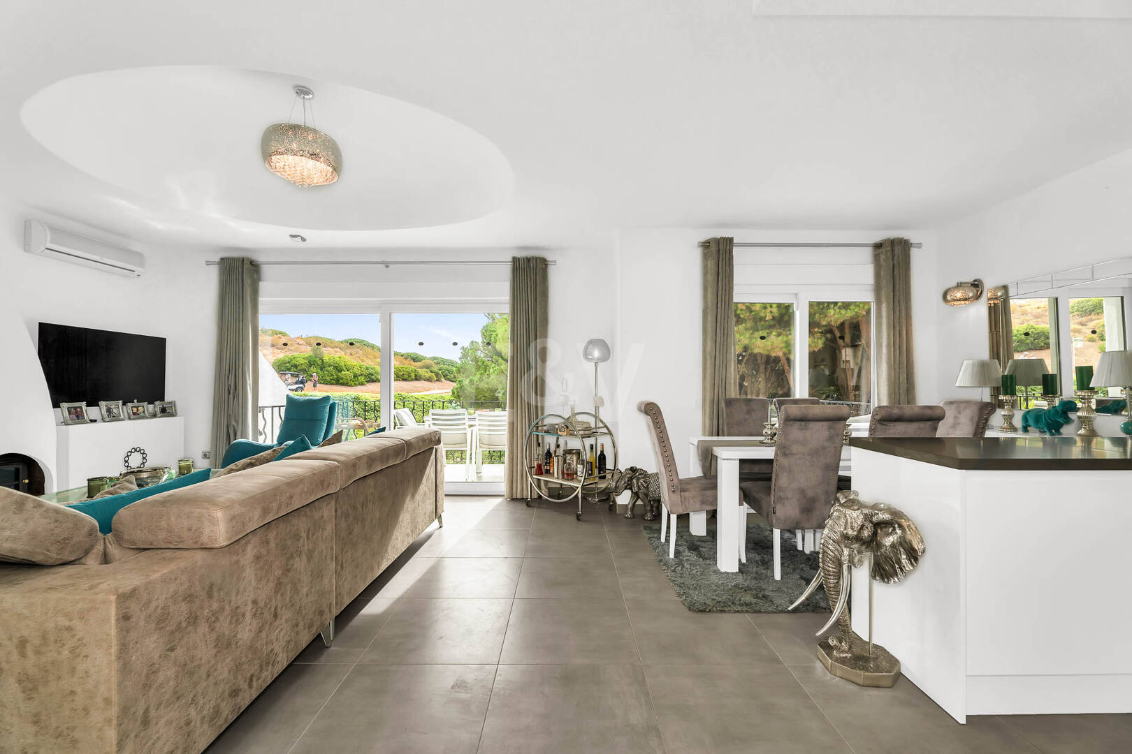 Casa unifamiliar elegantemente renovada con jardín en un complejo residencial seguro, a solo 10 minutos del puerto de Cabopino.