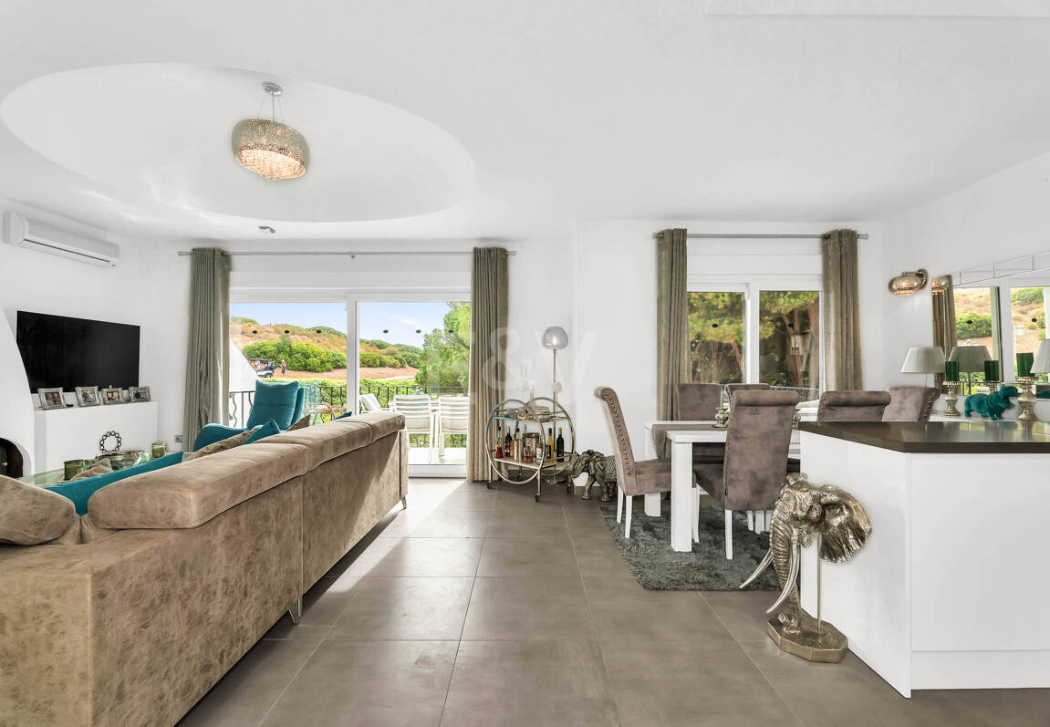 Casa unifamiliar elegantemente renovada con jardín en un complejo residencial seguro, a solo 10 minutos del puerto de Cabopino.