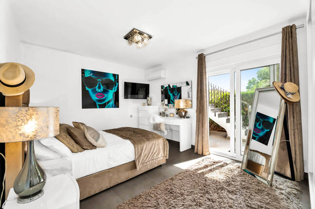 Casa unifamiliar elegantemente renovada con jardín en un complejo residencial seguro, a solo 10 minutos del puerto de Cabopino.