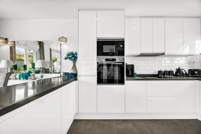 Casa unifamiliar elegantemente renovada con jardín en un complejo residencial seguro, a solo 10 minutos del puerto de Cabopino.