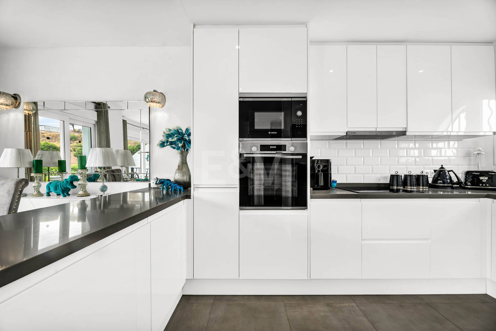 Casa unifamiliar elegantemente renovada con jardín en un complejo residencial seguro, a solo 10 minutos del puerto de Cabopino.