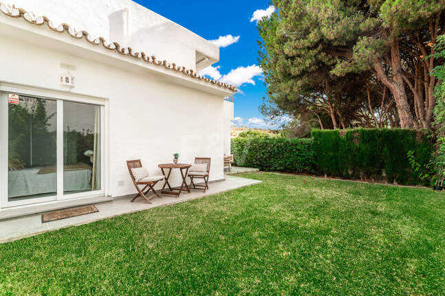 Casa unifamiliar elegantemente renovada con jardín en un complejo residencial seguro, a solo 10 minutos del puerto de Cabopino.