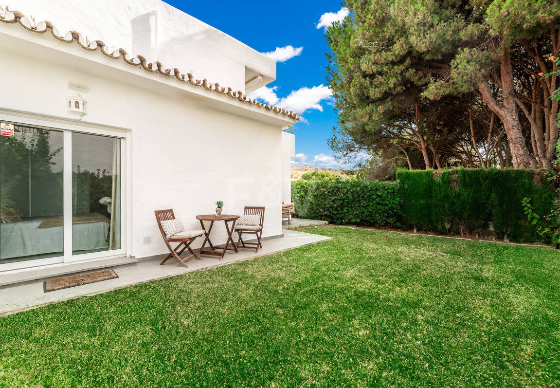 Casa unifamiliar elegantemente renovada con jardín en un complejo residencial seguro, a solo 10 minutos del puerto de Cabopino.