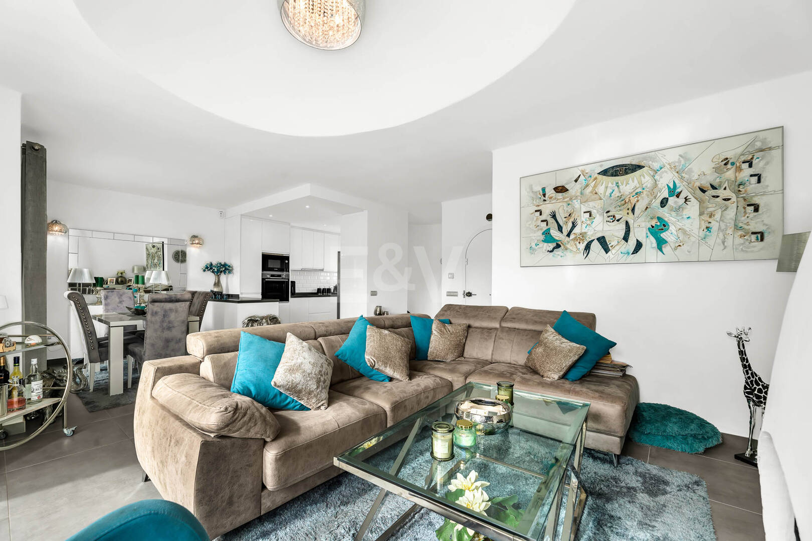 Casa unifamiliar elegantemente renovada con jardín en un complejo residencial seguro, a solo 10 minutos del puerto de Cabopino.