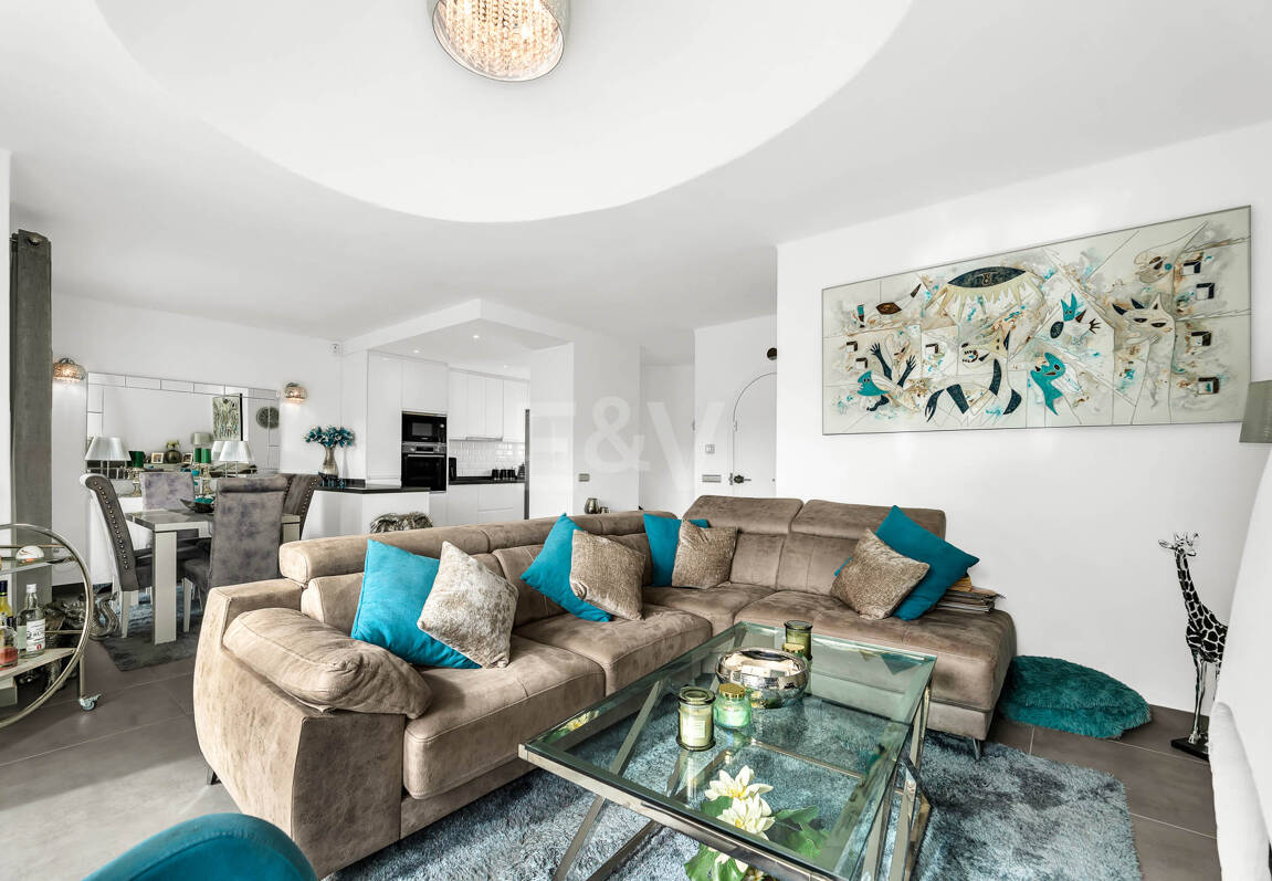 Casa unifamiliar elegantemente renovada con jardín en un complejo residencial seguro, a solo 10 minutos del puerto de Cabopino.