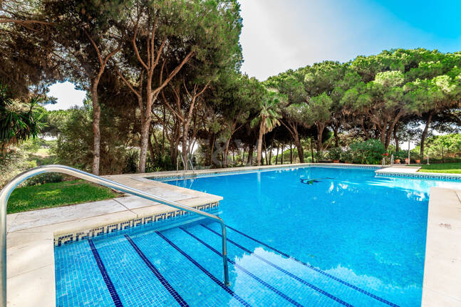 Casa unifamiliar elegantemente renovada con jardín en un complejo residencial seguro, a solo 10 minutos del puerto de Cabopino.