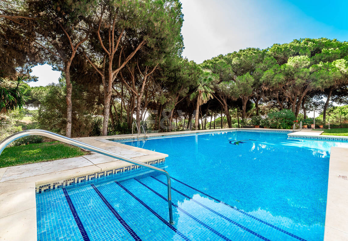 Casa unifamiliar elegantemente renovada con jardín en un complejo residencial seguro, a solo 10 minutos del puerto de Cabopino.