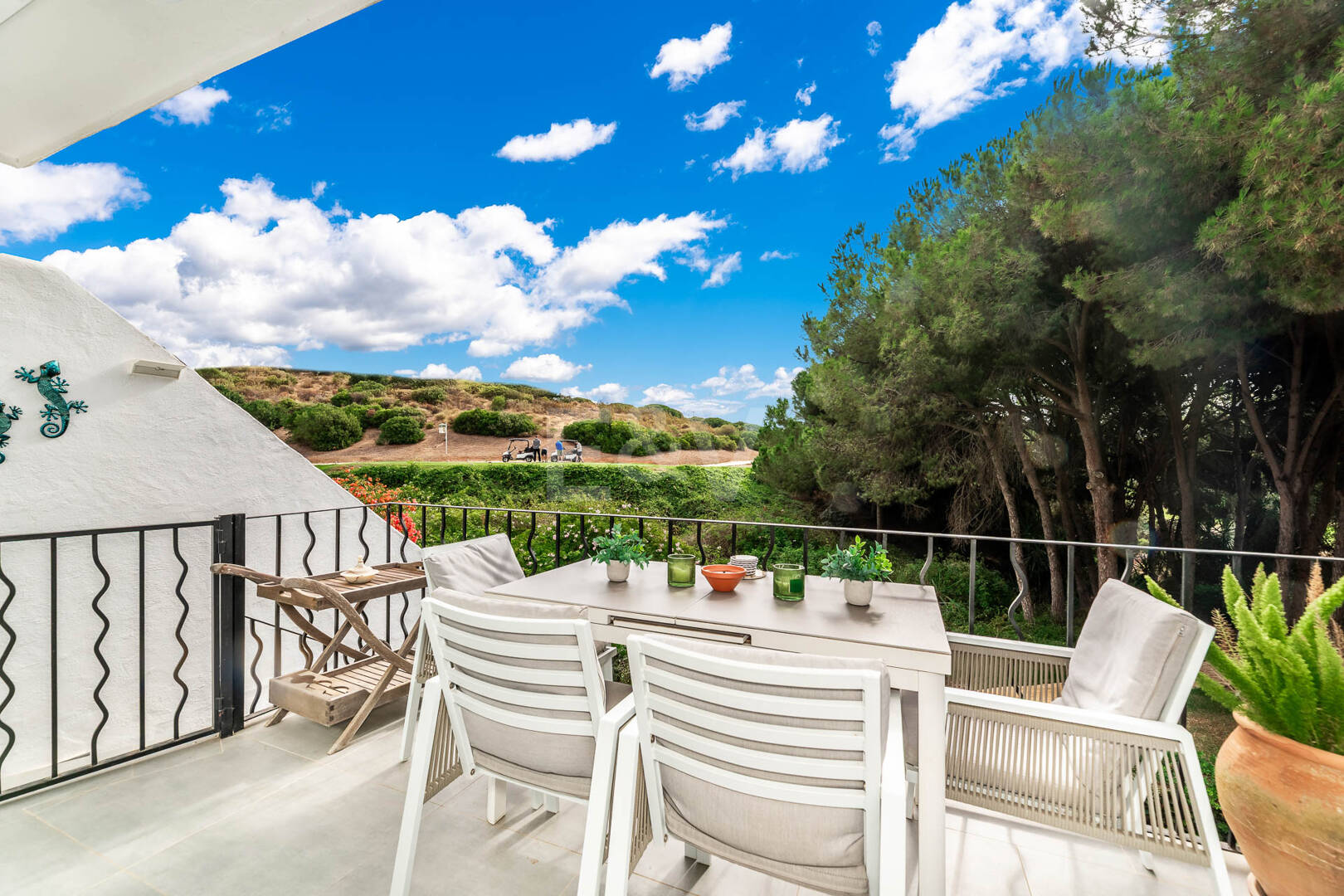 Casa unifamiliar elegantemente renovada con jardín en un complejo residencial seguro, a solo 10 minutos del puerto de Cabopino.