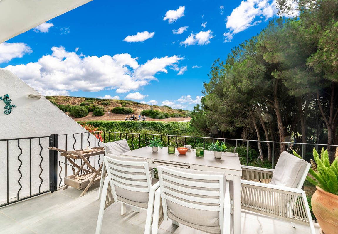 Casa unifamiliar elegantemente renovada con jardín en un complejo residencial seguro, a solo 10 minutos del puerto de Cabopino.