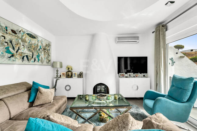 Casa unifamiliar elegantemente renovada con jardín en un complejo residencial seguro, a solo 10 minutos del puerto de Cabopino.