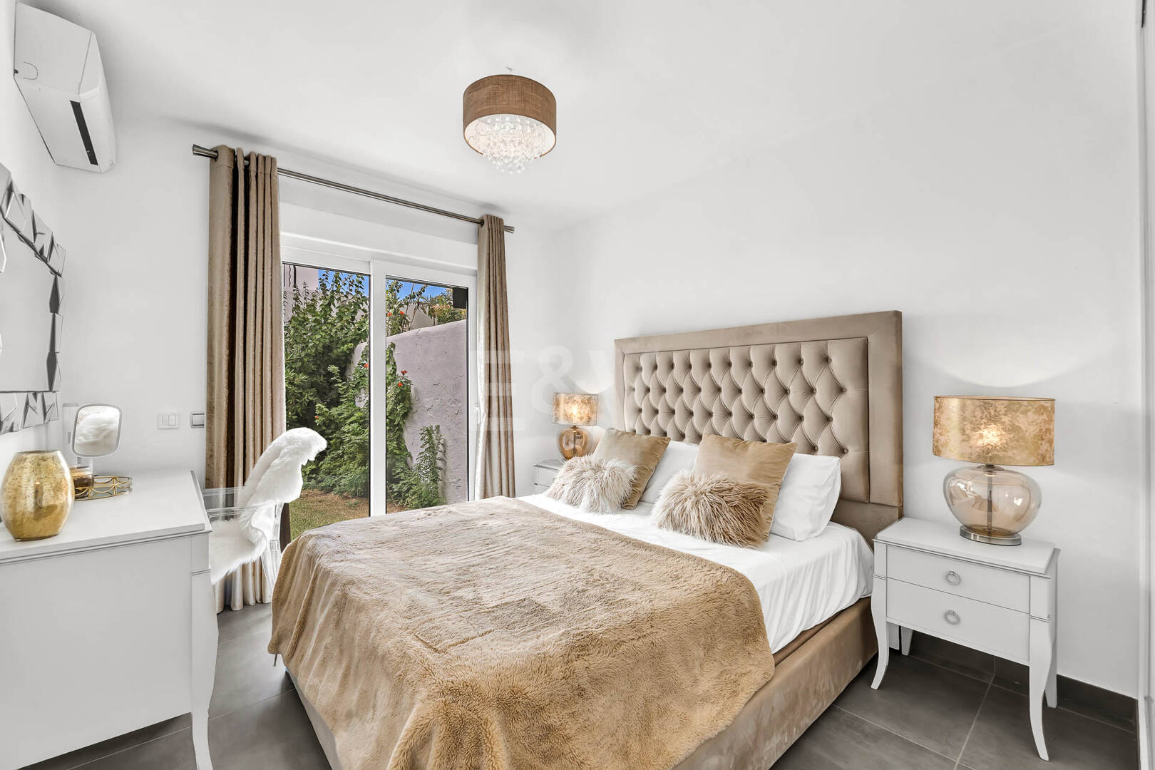 Casa unifamiliar elegantemente renovada con jardín en un complejo residencial seguro, a solo 10 minutos del puerto de Cabopino.