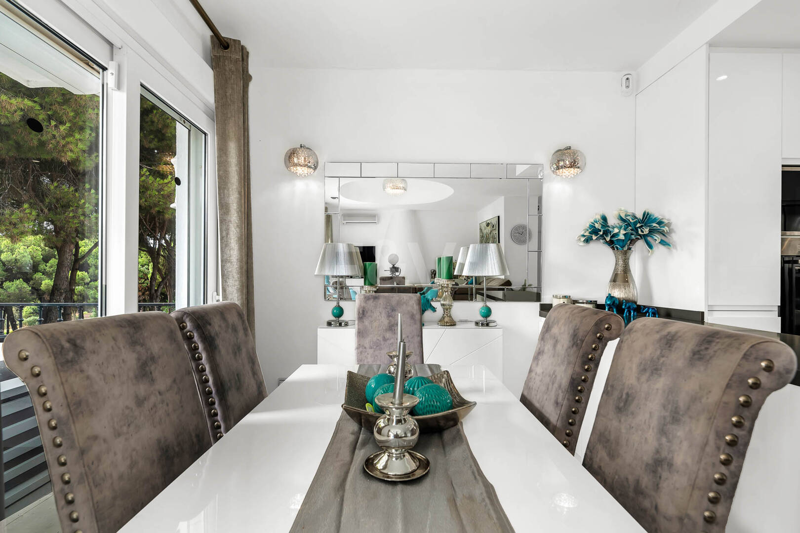 Casa unifamiliar elegantemente renovada con jardín en un complejo residencial seguro, a solo 10 minutos del puerto de Cabopino.