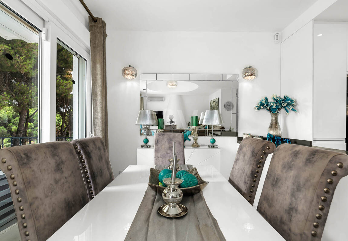 Casa unifamiliar elegantemente renovada con jardín en un complejo residencial seguro, a solo 10 minutos del puerto de Cabopino.