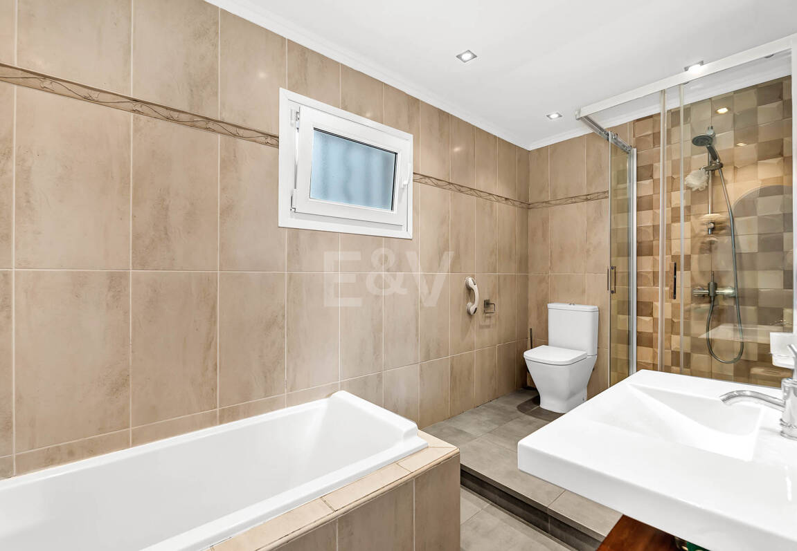 Casa unifamiliar elegantemente renovada con jardín en un complejo residencial seguro, a solo 10 minutos del puerto de Cabopino.