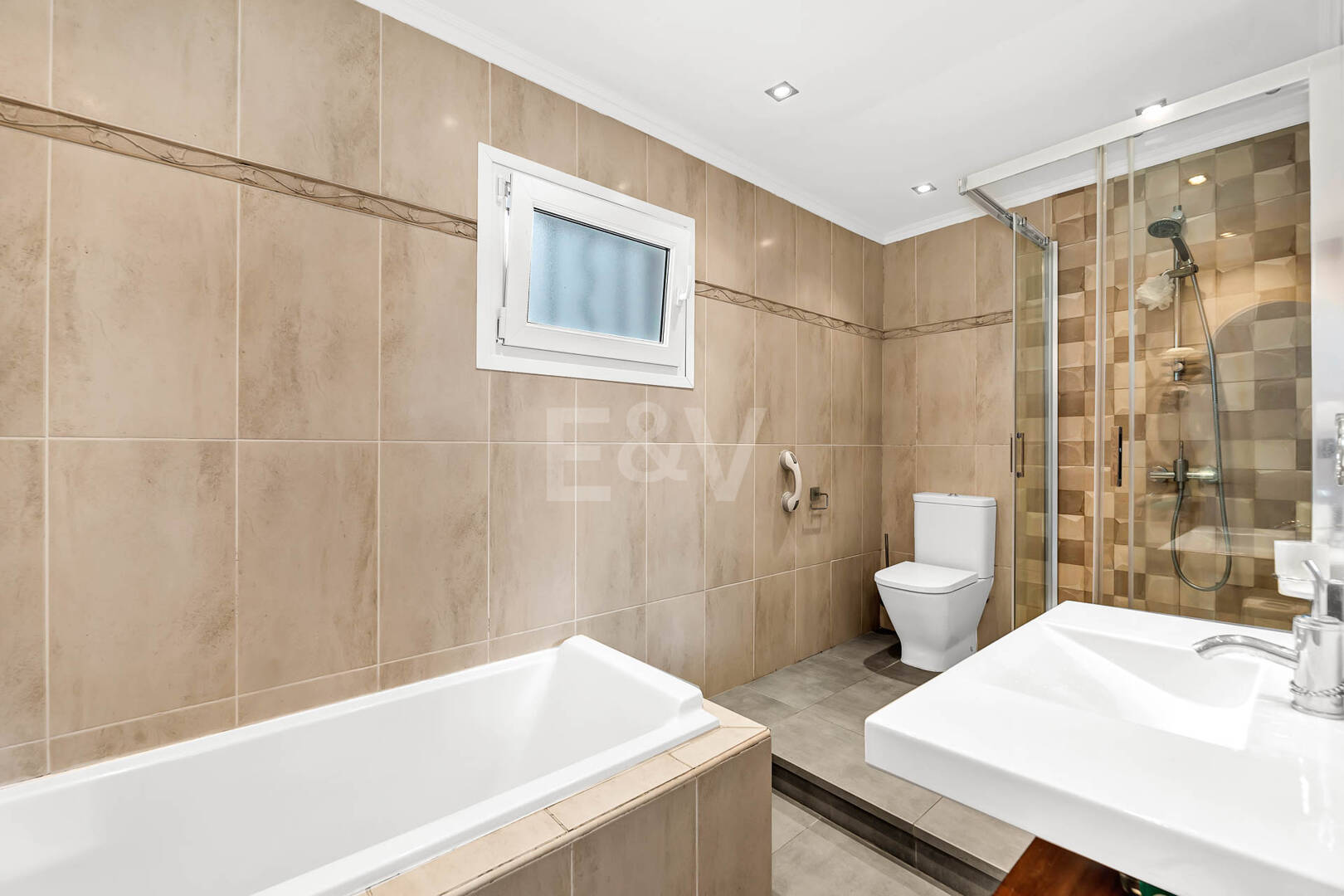 Casa unifamiliar elegantemente renovada con jardín en un complejo residencial seguro, a solo 10 minutos del puerto de Cabopino.