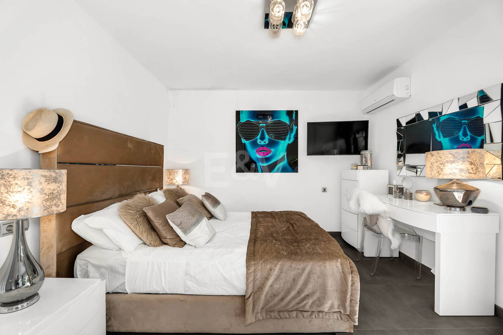 Casa unifamiliar elegantemente renovada con jardín en un complejo residencial seguro, a solo 10 minutos del puerto de Cabopino.