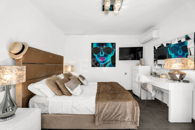 Casa unifamiliar elegantemente renovada con jardín en un complejo residencial seguro, a solo 10 minutos del puerto de Cabopino.