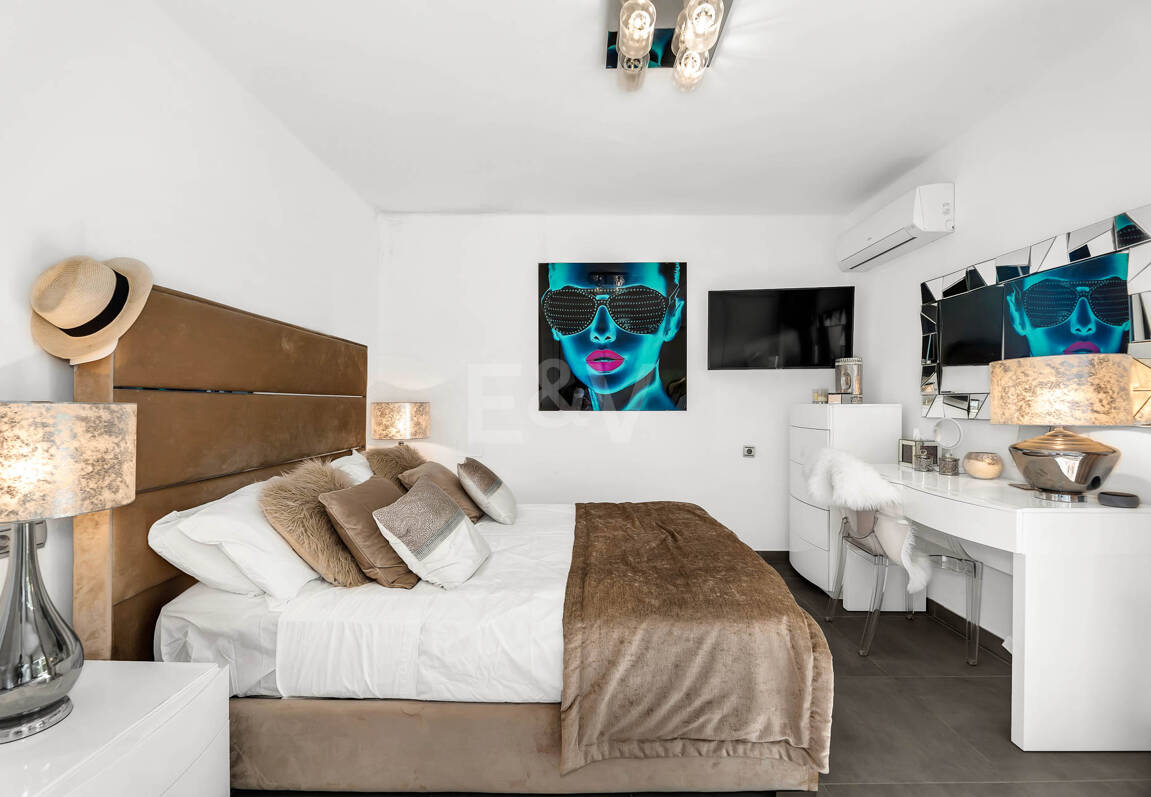 Casa unifamiliar elegantemente renovada con jardín en un complejo residencial seguro, a solo 10 minutos del puerto de Cabopino.