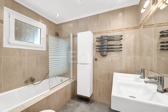 Casa unifamiliar elegantemente renovada con jardín en un complejo residencial seguro, a solo 10 minutos del puerto de Cabopino.