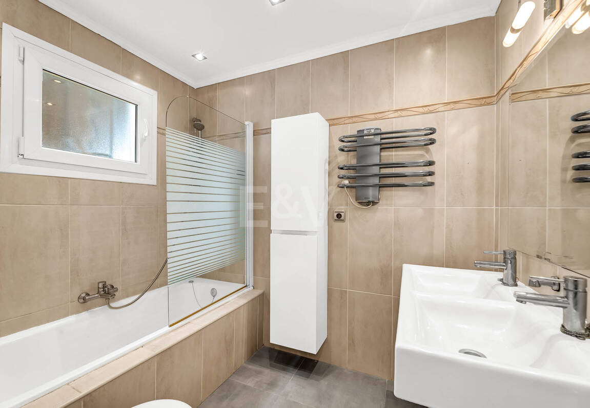 Casa unifamiliar elegantemente renovada con jardín en un complejo residencial seguro, a solo 10 minutos del puerto de Cabopino.