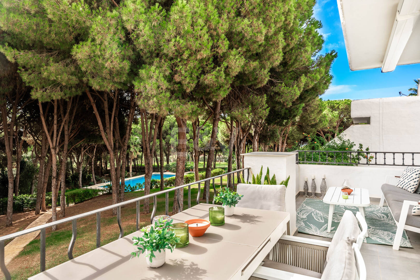 Casa unifamiliar elegantemente renovada con jardín en un complejo residencial seguro, a solo 10 minutos del puerto de Cabopino.