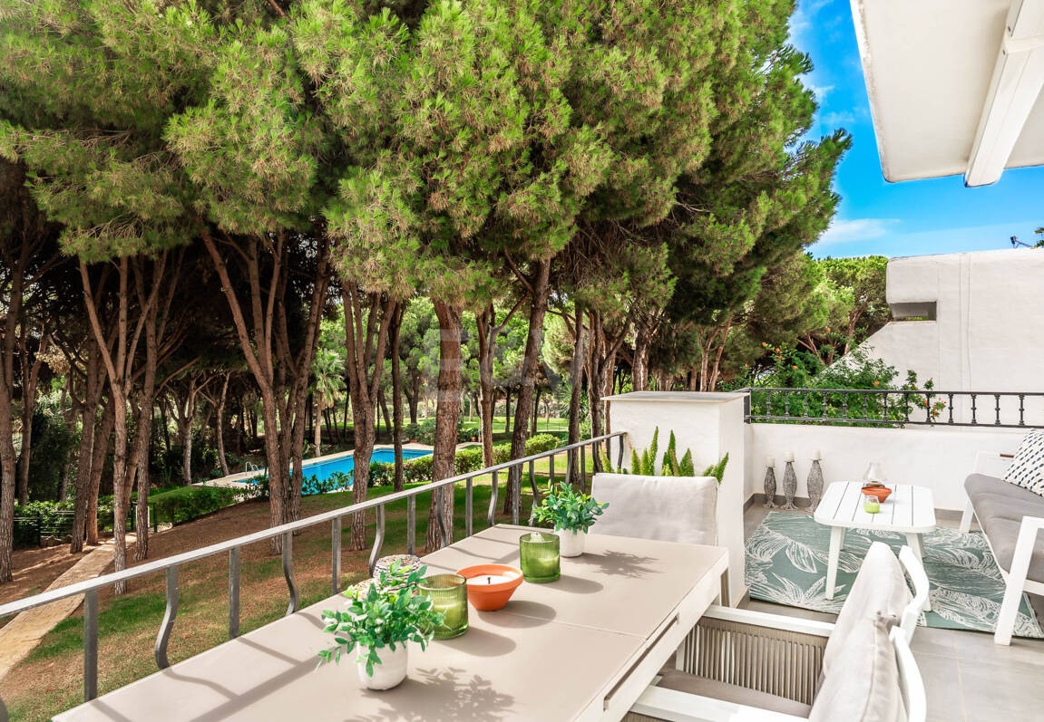 Casa unifamiliar elegantemente renovada con jardín en un complejo residencial seguro, a solo 10 minutos del puerto de Cabopino.