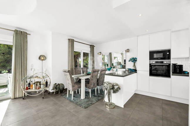 Casa unifamiliar elegantemente renovada con jardín en un complejo residencial seguro, a solo 10 minutos del puerto de Cabopino.