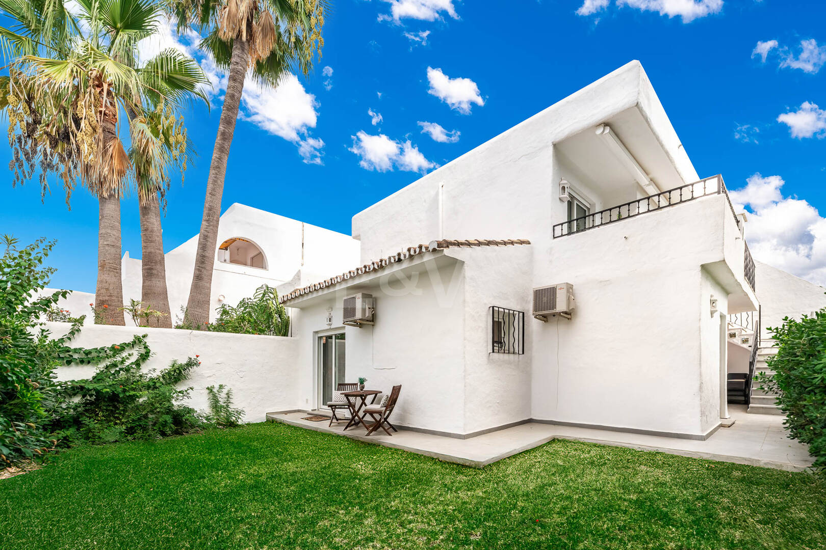 Casa unifamiliar elegantemente renovada con jardín en un complejo residencial seguro, a solo 10 minutos del puerto de Cabopino.