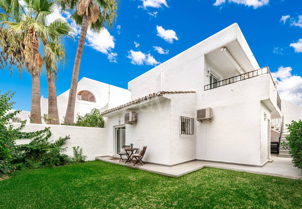 Casa unifamiliar elegantemente renovada con jardín en un complejo residencial seguro, a solo 10 minutos del puerto de Cabopino.