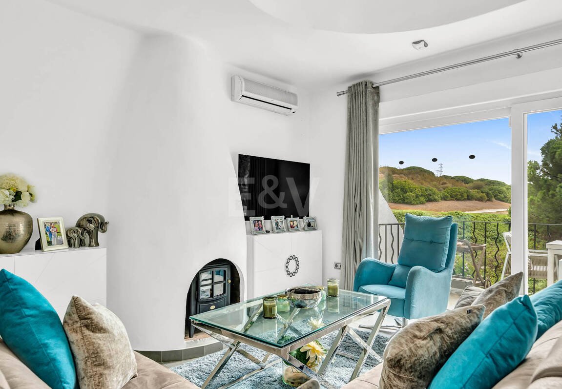 Casa unifamiliar elegantemente renovada con jardín en un complejo residencial seguro, a solo 10 minutos del puerto de Cabopino.