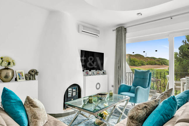 Casa unifamiliar elegantemente renovada con jardín en un complejo residencial seguro, a solo 10 minutos del puerto de Cabopino.