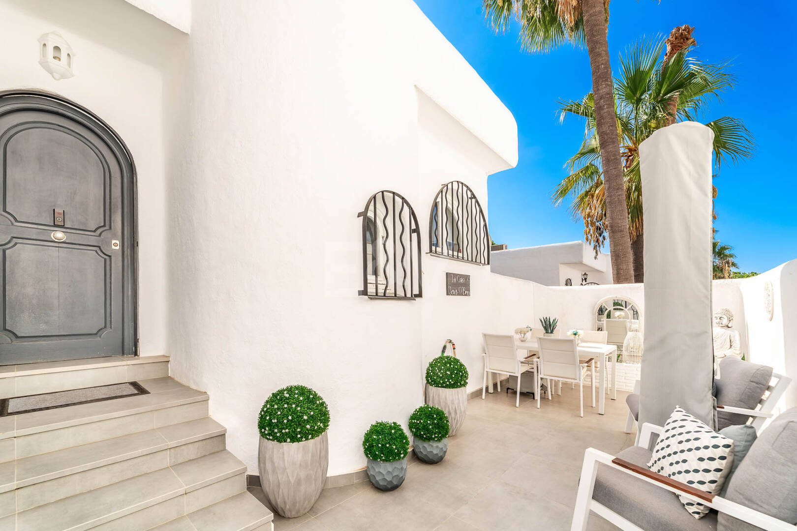 Casa unifamiliar elegantemente renovada con jardín en un complejo residencial seguro, a solo 10 minutos del puerto de Cabopino.