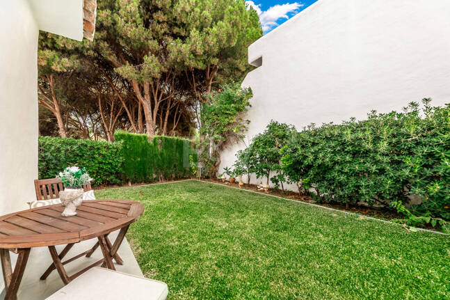 Casa unifamiliar elegantemente renovada con jardín en un complejo residencial seguro, a solo 10 minutos del puerto de Cabopino.